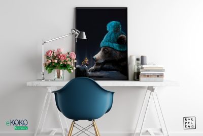 miś i mysz w zimowych czapkach na tle nocnego nieba – artystyczny plakat