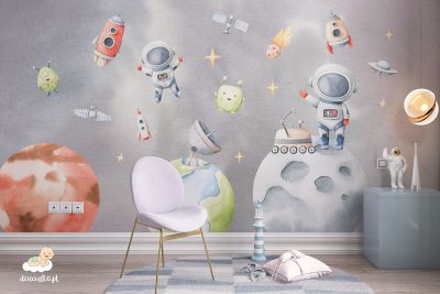 planety, astronauci, statki kosmiczne, satelity i ufoludki na szarym tle – fototapeta dla dzieci